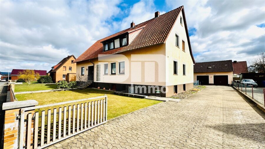 Schönes 1 - 2 Familienhaus mit riesigem Grundstück, Doppelgarage und umfangreichen Nutzflächen - Grundstück / Einfahrt / Parkflächen / Doppelgarage